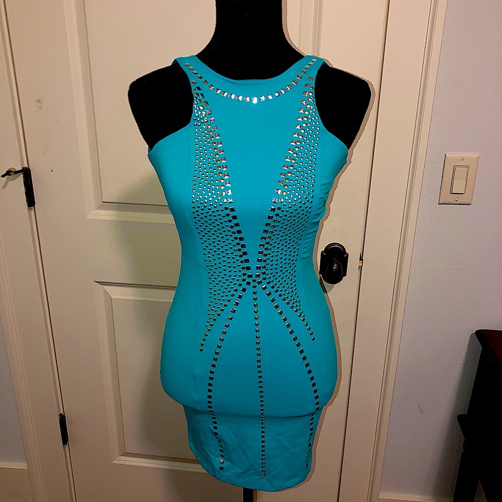 Sleeveless cyan fitted dress